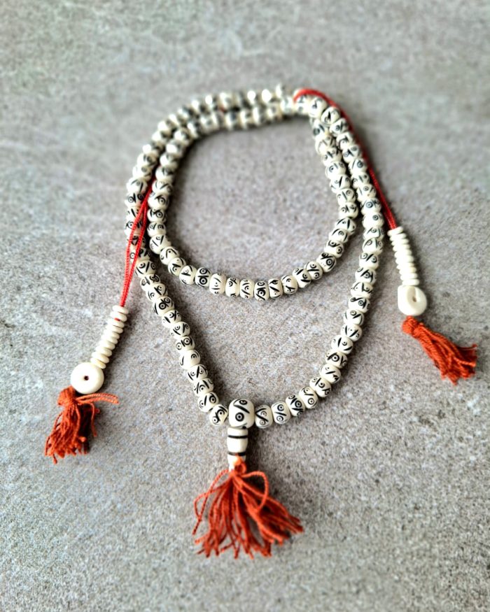 Mala de Oración de Hueso Blanco con Ojo de Naga – Cuentas de 8 mm