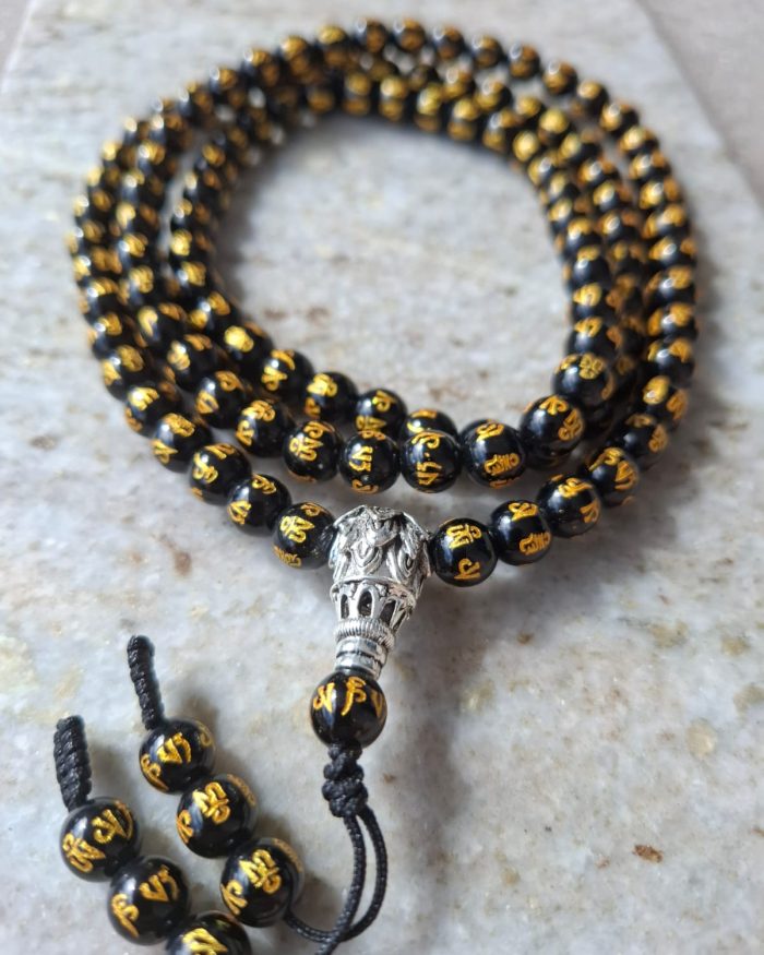 Japa Mala de Cuentas de Ónix Negro con Mantra Dorado Om Mani Padme Hum