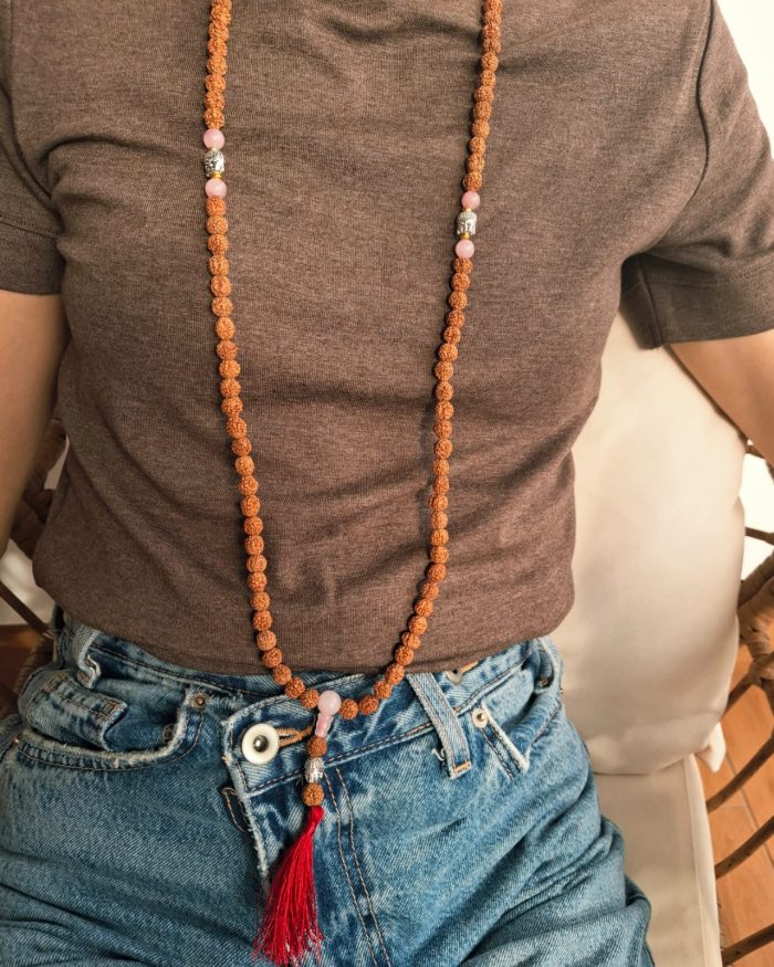 Mala de Rudraksha y Cuarzo Rosa con dije Buda