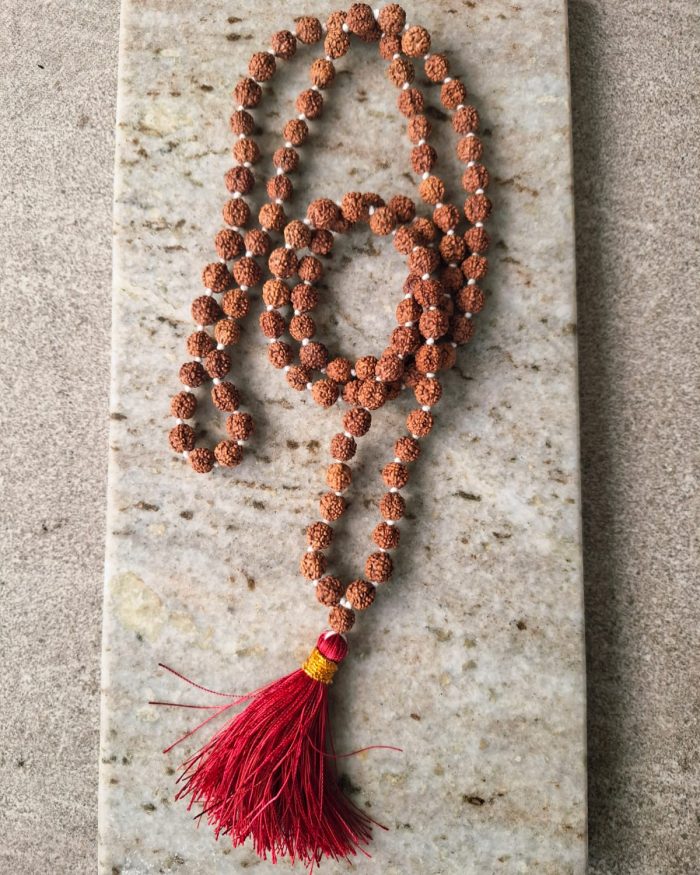 Mala de Rudraksha Anudado a Mano – 108 Cuentas