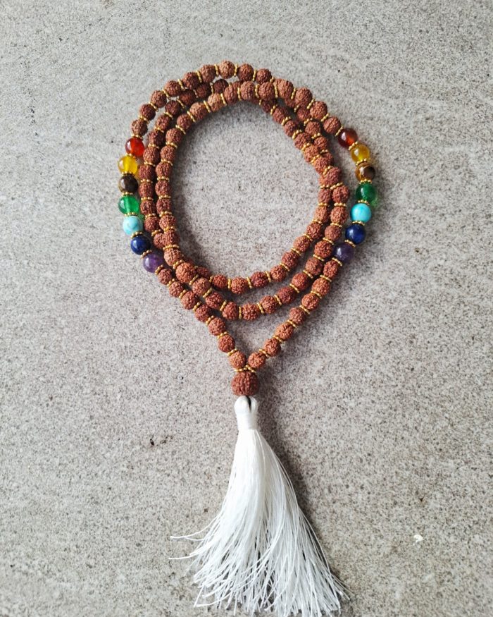 Mala 7 Chakras con Rudraksha 108 Cuentas y Tassel Blanco – Sanación Energética