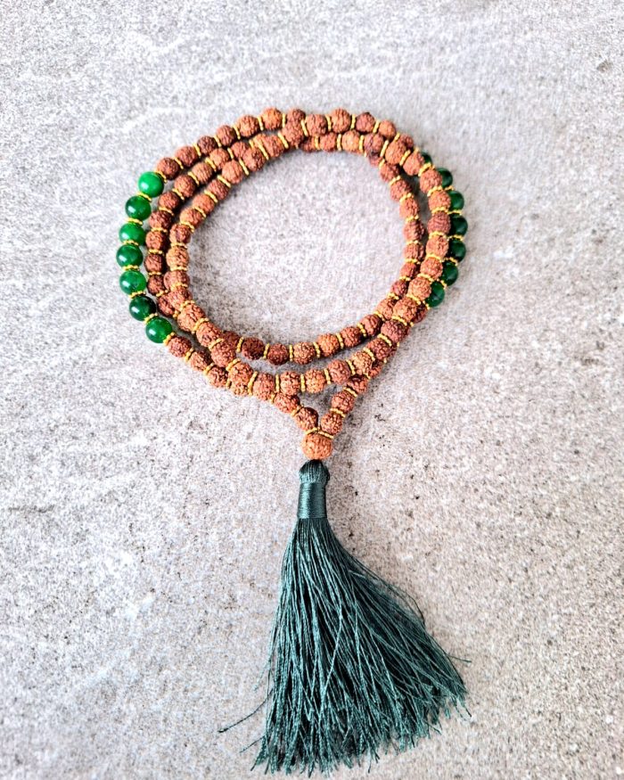Mala de Rudraksha y Cuentas Verdes – Combinación para Meditación y Energía Positiva