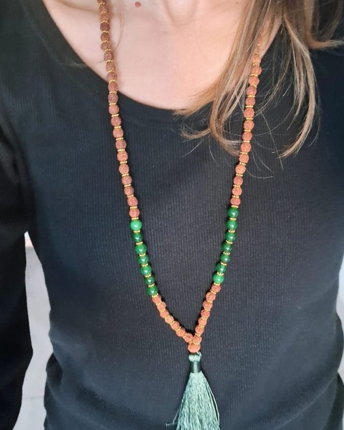 Mala de Rudraksha y Cuentas Verdes – Combinación para Meditación y Energía Positiva