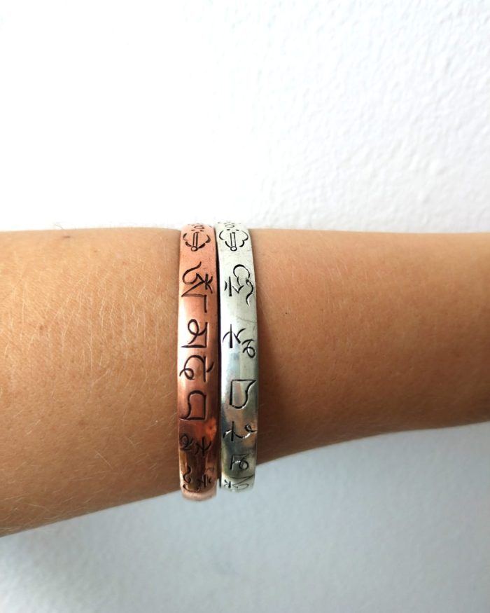 Pulsera de Cobre Om Mani Tallada a Mano – Mantra Tibetano