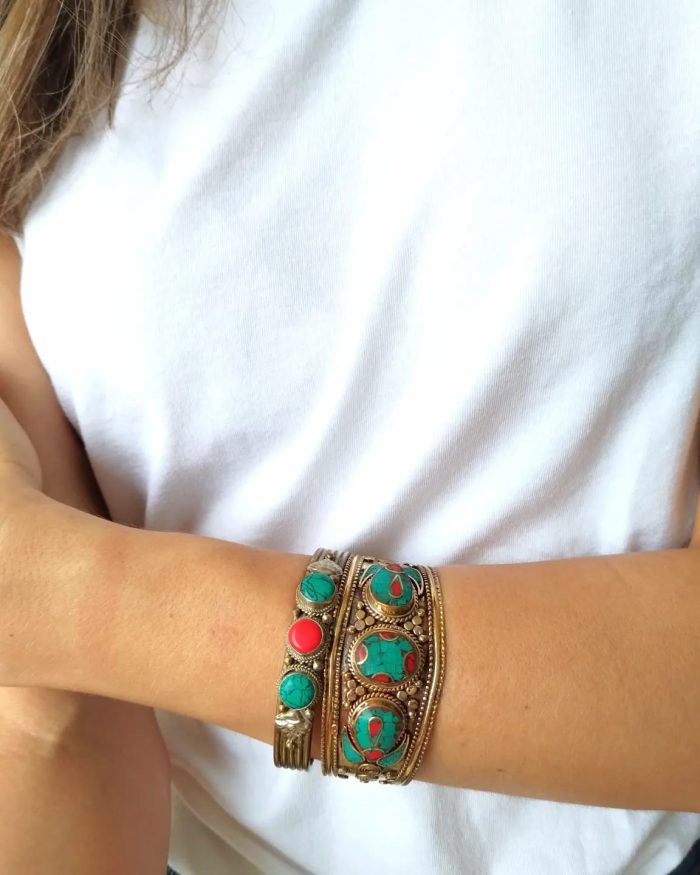Pulsera Tibetana Artesanal de Latón con Turquesa y Coral – Hecha a Mano en Nepal