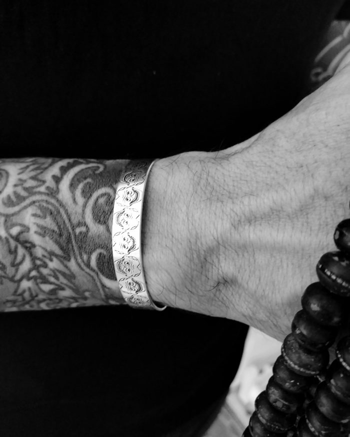 Pulsera Calavera Motivacional Grabada – Brazalete con Mensaje Inspirador